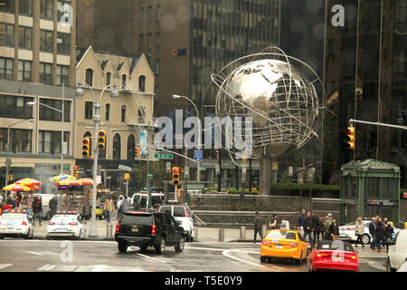 Sculpture en acier inoxydable Unisphere en face de l'hôtel Trump International à Columbus Circle, NEW YORK, USA Banque D'Images