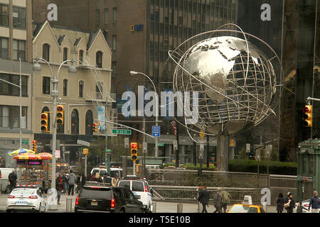 Sculpture en acier inoxydable Unisphere en face de l'hôtel Trump International à Columbus Circle, NEW YORK, USA Banque D'Images