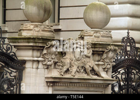 La sculpture sur pierre au cours d'entrée dans l'ancien bâtiment de Manhattan, New York, USA Banque D'Images