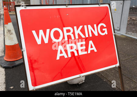 La lecture des panneaux routiers de la zone de travail, montrant que la construction ou les travaux de construction sont en cours dans la localité Banque D'Images