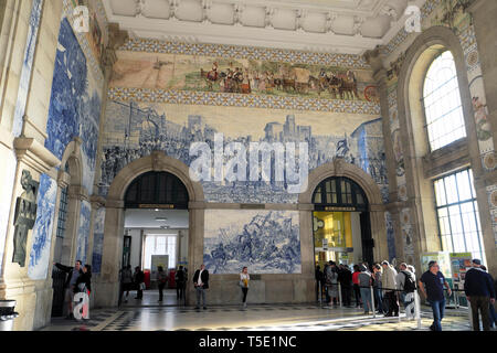 Passagers sous file d'azulejos carreaux bleus sur les murs à l'achat de billets de train à l'intérieur de la gare de São Bento à Porto Portugal Europe KATHY DEWITT Banque D'Images