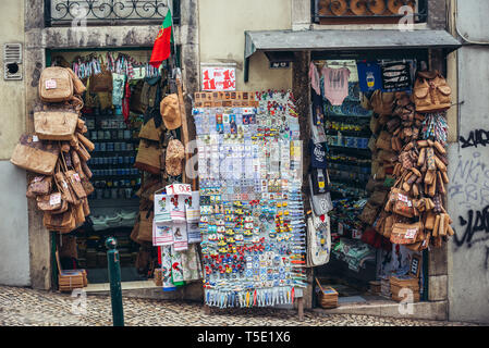 Cadeaux à Calcada de Santo Andre Street dans la ville de Lisbonne, Portugal Banque D'Images