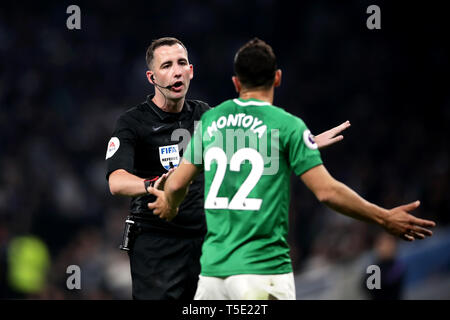 Arbitre Chris Kavanagh (gauche) parle de Brighton & Hove Albion Martin Montoya au cours de la Premier League match à la Tottenham Hotspur Stadium, Londres. Banque D'Images