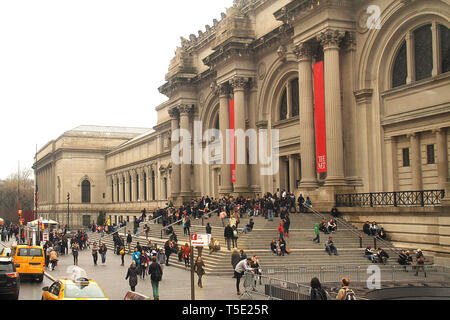Les gens sur les marches du Metropolitan Museum of Art à Manhattan, New York, USA Banque D'Images