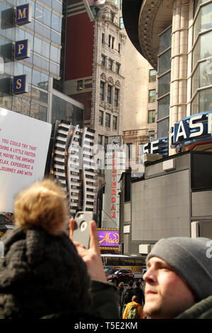 Les touristes de prendre des photos dans Times Square, Manhattan, New York City, USA. Banque D'Images