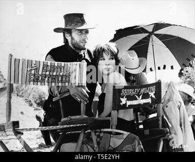 Clint Eastwood Shirley MacLaine DEUX MULES POUR SŒUR SARA 1970 sur le plateau tournage sur candide Mexique réalisateur Don Siegel histoire Budd Boetticher le Malpaso Company / Sanen Productions / Universal Pictures Banque D'Images