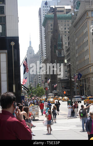 Personnes marchant sur la 5e avenue à New York City, États-Unis. Église presbytérienne de la cinquième Avenue et hôtel Peninsula vu sur la droite. Banque D'Images