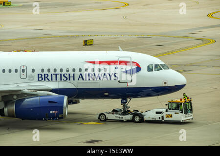 L'aéroport de London Gatwick, Angleterre - Avril 2019 : British Airways Airbus A319 jet repoussée pour le départ à l'aéroport de Gatwick Banque D'Images