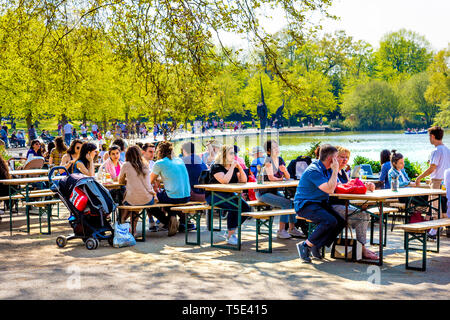 21 avril 2019 - Les gens assis dans le soleil au Pavillon Cafe par as été lac de plaisance au cours de vacances de banque vague de Victoria Park, London, UK Banque D'Images