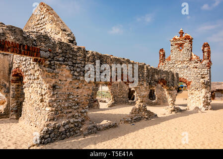 Vue horizontale des ruines de l'ancienne église à Dhanushkodi, Inde. Banque D'Images