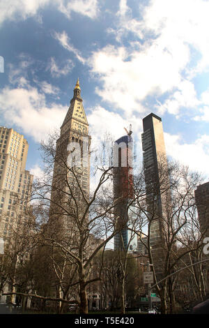 La nouvelle édition de New York Hotel (l'horloge) et les édifices sur Madison Ave. à Manhattan, New York, USA Banque D'Images