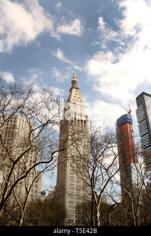 La nouvelle édition de New York Hotel (l'horloge) et les édifices sur Madison Ave. à Manhattan, New York, USA Banque D'Images