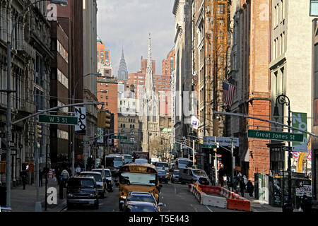 Manhattan, New York, États-Unis. Vue sur Broadway, avec l'église Grace vue en arrière-plan. Banque D'Images