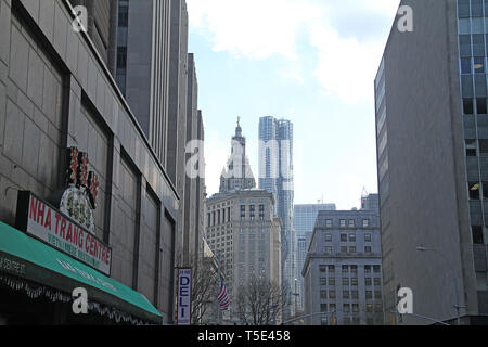 Vue du Centre St, à Manhattan, avec N. Y. County Cour Pénale sur la gauche, le Manhattan Municipal Building et de la paix University tower haut de l'avant Banque D'Images