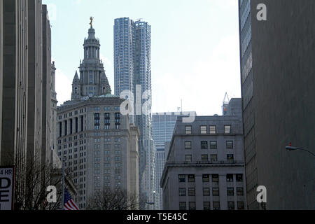 Vue du Centre St, à Manhattan, avec N. Y. County Cour Pénale sur la gauche, le Manhattan Municipal Building et de la paix University tower haut de l'avant Banque D'Images