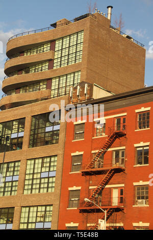Anciens et nouveaux bâtiments adjacents à Manhattan, New York, USA Banque D'Images