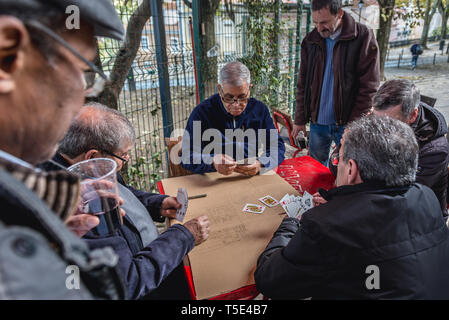 Les hommes joue aux cartes dans Jardim Braamcamp Freire jardin à Campo de Santana dans la zone du district de Arroios Lisbonne, Portugal Banque D'Images