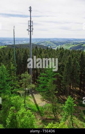 Vue depuis la tour d'observation à Marienheide, sur un téléphone mobile tower Banque D'Images