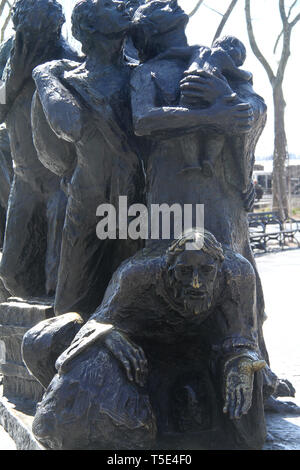 "Le Mémorial des immigrants par le sculpteur Luis Sanguino affiché dans Battery Park, Manhattan, New York, USA Banque D'Images