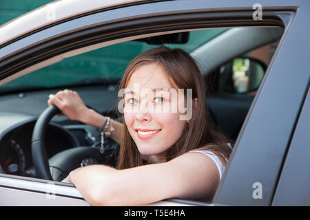 Les lecteurs d'une adolescente dans une voiture Banque D'Images