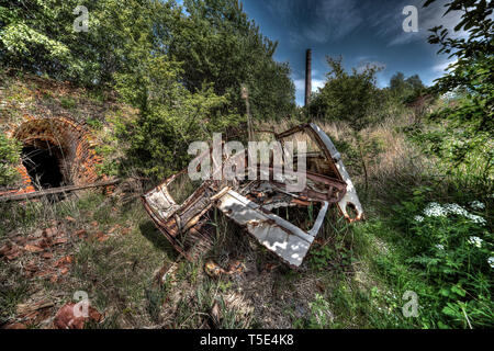 Location de ferraille en face d'une briqueterie abandonnée - endroits perdus Banque D'Images