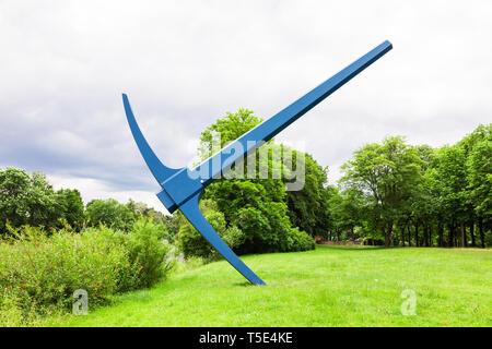 Pick hache énorme en face d'une rivière Banque D'Images