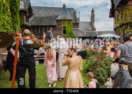 Cochem, Allemagne - 02 août 2014 : Festival du château au château de Cochem. Festival du château de Cochem est visité chaque année par de nombreuses personnes. Banque D'Images