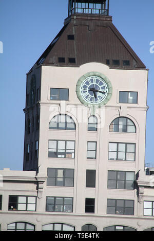 La tour de l'horloge Condominium dans Dumbo, Brooklyn, NY, USA Banque D'Images