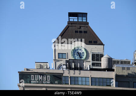 La tour de l'horloge Condominium dans Dumbo, Brooklyn, NY, USA Banque D'Images