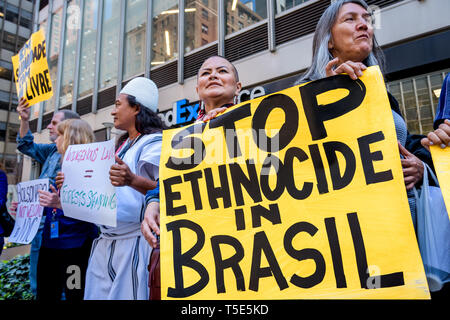 New York, USA. 23 avr 2019. Les chefs autochtones du Brésil et alliés ont tenu une action directe non violente à l'extérieur de la Mission permanente du Brésil à New York le 23 avril 2019 pour faire entendre leur voix et faire preuve de solidarité avec la résistance indigène et la 'Terra Livre,' la mobilisation nationale indigène au Brésil. Credit : PACIFIC PRESS/Alamy Live News Banque D'Images