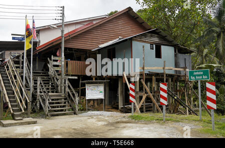 Entrée de Kampung Annah Rais, un Bidayuh village tribal de maisons longues, Sarawak, Bornéo, Malaisie Banque D'Images