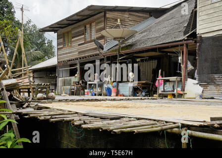 Longue maison de tribu Bidayuh, Kampung Annah Rais, Sarawak (Bornéo), Malaisie Banque D'Images