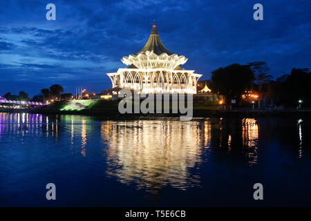 Complexe législatif de l'État (éclairé la nuit) sur la rivière Sungai Sarawak (Kuching, Sarawak), du Sarawak (Bornéo), Malaisie Banque D'Images