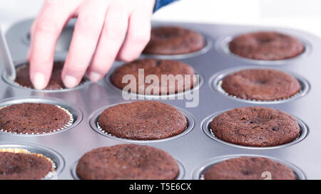 Étape par étape. Le refroidissement des petits gâteaux au chocolat sur une grille de refroidissement. Banque D'Images