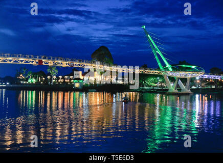 L'Astana (Palais du Gouverneur) et Hana Darul Bridge (Pont) s'est éclairée la nuit et se reflètent dans la rivière Sungai Sarawak (Sarawak), Kuchi Banque D'Images