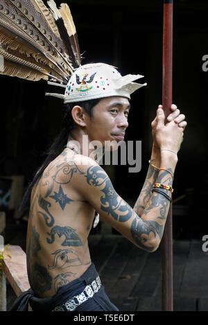 L'homme tatoué tribal Penan avec lance, Sarawak Cultural Village, Kuching, Sarawak (Bornéo), Malaisie Banque D'Images