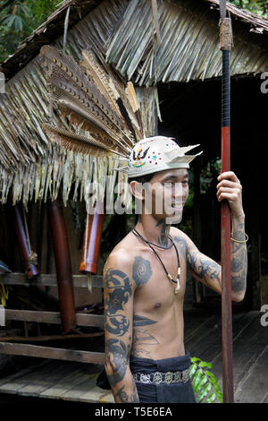 L'homme tatoué tribal Penan avec lance, Sarawak Cultural Village, Kuching, Sarawak (Bornéo), Malaisie Banque D'Images