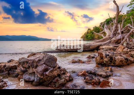 Mer plage rocheuse à Chidiya Tapu Port Blair, Andaman en Inde au coucher du soleil. Banque D'Images