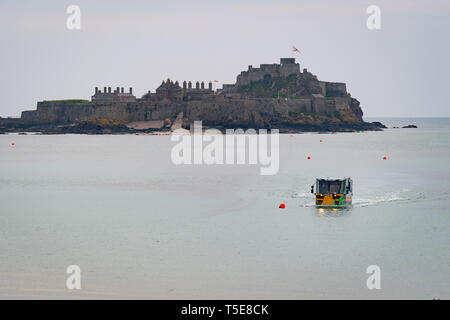 Le château Elizabeth, St Helier, Jersey - Avril 2019 : navire amphibie pour l'accès au château à marée haute Banque D'Images