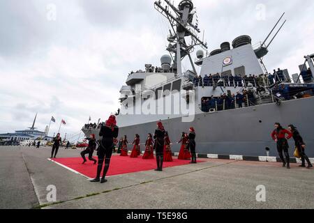 190421-N-QR145-176 Batumi, Géorgie (21 avril 2019) - Les marins à bord de la classe Arleigh Burke destroyer lance-missiles USS Ross (DDG 71) regarder une cérémonie de bienvenue à Batumi, Géorgie, le 21 avril 2019. Ross, l'avant-déployé à Rota, en Espagne, est sur sa huitième patrouille dans la sixième flotte américaine zone d'opérations à l'appui de la sécurité nationale des États-Unis en Europe et en Afrique. (U.S. Photo par marine Spécialiste de la communication de masse 2e classe Krystina Coffey/libérés) Banque D'Images