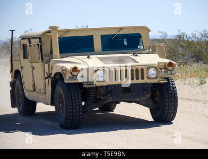 Un Humvee roule sur une route de terre à l'impact de précision de tir à Edwards Air Force Base, en Californie, le 17 avril. Les techniciens de solutions autonomes Inc. a pris les mesures des routes principales et les caractéristiques des véhicules à équiper son véhicule sur mesure Kits d'automatisation à la mission de l'IRA provisoire. (U.S. Air Force photo par Giancarlo Casem) Banque D'Images