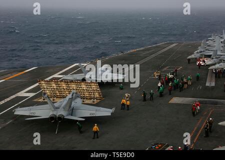 190421-N-GD018-1033 MER MÉDITERRANÉE (21 avril 2019) F/A-18E Super Hornet se préparent à lancer depuis la cabine de pilotage de la classe Nimitz porte-avions USS ABRAHAM LINCOLN (CVN 72). Abraham Lincoln est déployée dans le cadre de l'Abraham Lincoln à l'appui des efforts de coopération en matière de sécurité maritime aux États-Unis 5e, 6e et 7e aux États-Unis Aux États-Unis les zones d'opération de la flotte. Avec Abraham Lincoln comme le fleuron du groupe, mis en grève les biens comprennent les états-majors, les navires et aéronefs de Carrier Strike Group (CSG), 12 (escadron de destroyers, l'USS 2) golfe de Leyte (CG 55) et Carrier Air Wing (CVW) 7 ; Banque D'Images