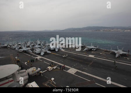 190420-N-PW030-1007 MER MÉDITERRANÉE (20 avril 2019) La classe Nimitz porte-avions USS ABRAHAM LINCOLN (CVN 72) part de la côte de Palma de Mallorca, Espagne après un service au port. Abraham Lincoln est en cours dans le cadre de l'Abraham Lincoln déploiement à l'appui des efforts de coopération en matière de sécurité maritime aux États-Unis 5e, 6e et 7e aux États-Unis Aux États-Unis les zones d'opération de la flotte. Avec Abraham Lincoln comme le fleuron du groupe, mis en grève les biens comprennent les états-majors, les navires et aéronefs de Carrier Strike Group (CSG), 12 (escadron de destroyers, l'USS 2) golfe de Leyte (CG 55) et Carr Banque D'Images