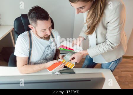 Les créatifs de travailler en équipe contrôle de couleurs pour projet publicitaire Banque D'Images