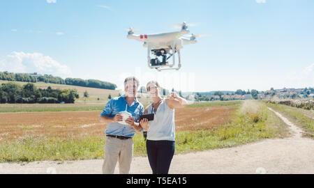 Fonctionnement de l'équipage d'un drone de l'utiliser pour une séance photo ou tournage de film Banque D'Images