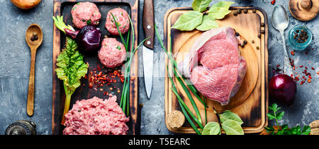 Boulettes de viande de boeuf cru vigueur-viande sur conseil de cuisine.La viande crue sélection sur planche à découper en bois Banque D'Images