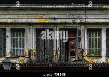 Vieille maison abandonnée et avec peu d'assise sur le jambage pigeons à Athènes, Grèce Banque D'Images