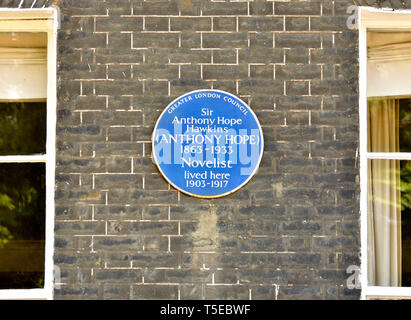 Londres, Angleterre, Royaume-Uni. Blue Plaque commémorative : Sir Anthony Hope Hawkins (Anthony Hope) 1863 - 1933, le romancier a vécu ici 1903-1917. 41 Bedford Square Banque D'Images