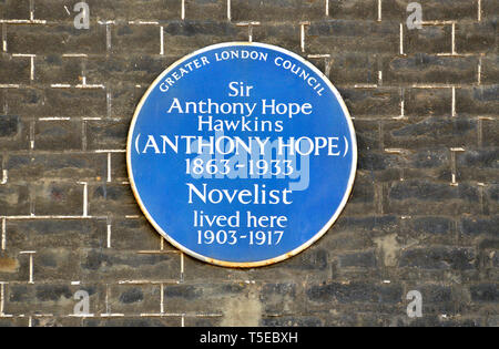 Londres, Angleterre, Royaume-Uni. Blue Plaque commémorative : Sir Anthony Hope Hawkins (Anthony Hope) 1863 - 1933, le romancier a vécu ici 1903-1917. 41 Bedford Square Banque D'Images