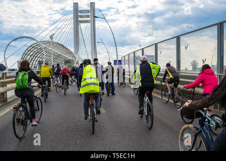 Bucarest, Roumanie - 20 Avril 2019 : Les cyclistes pour protester contre la mauvaise infrastructure cyclisme urbain à Bucarest, Roumanie. Les cyclistes sur Basarab Ov Banque D'Images